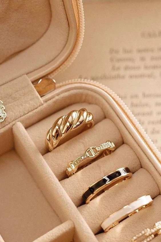 Pronetspace Product Image - Glint and Glow Jewellery presentation